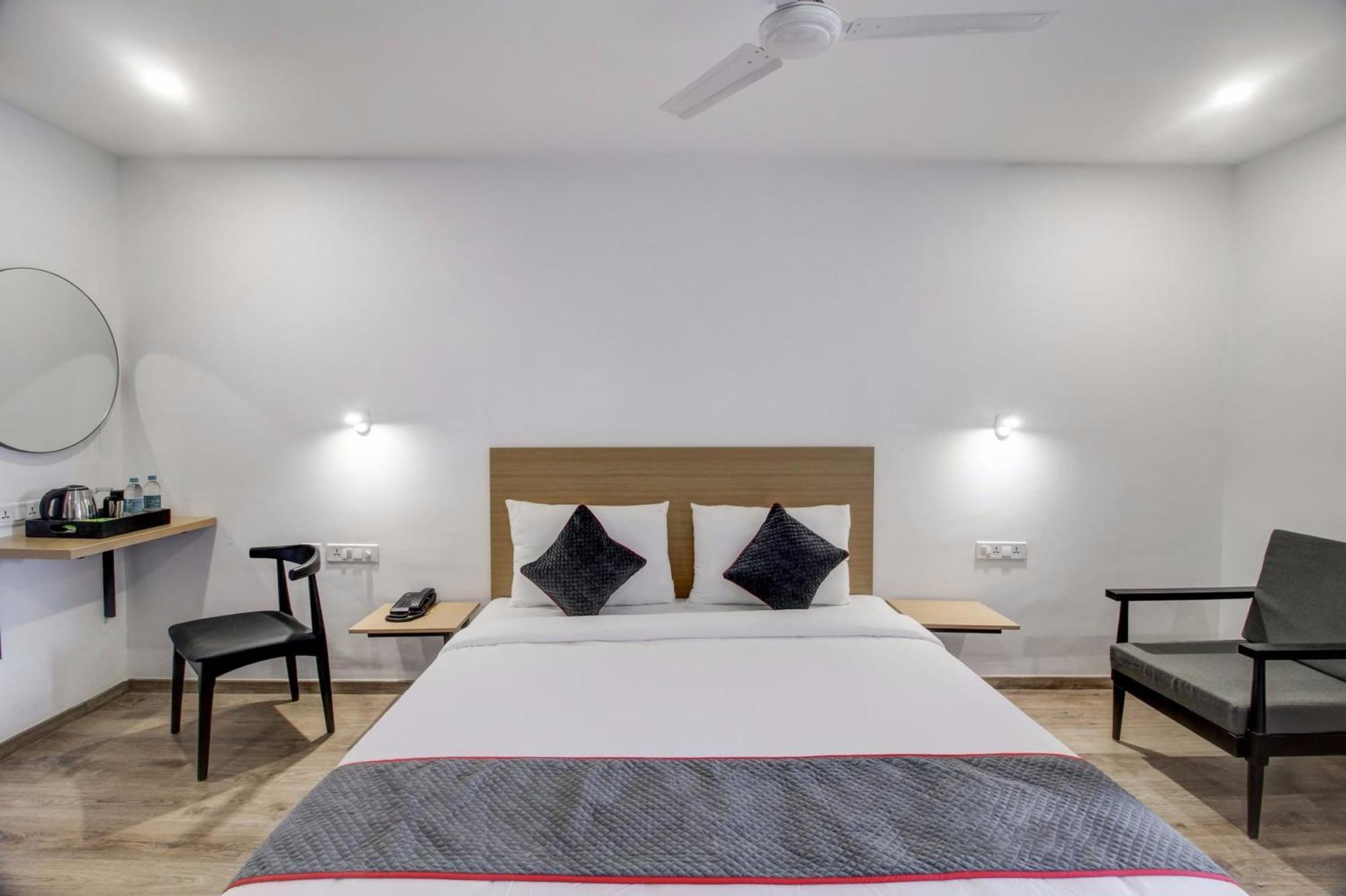 Super Townhouse Rcc Majestic 397 Lb Nagar Hotel Hyderabad Eksteriør billede