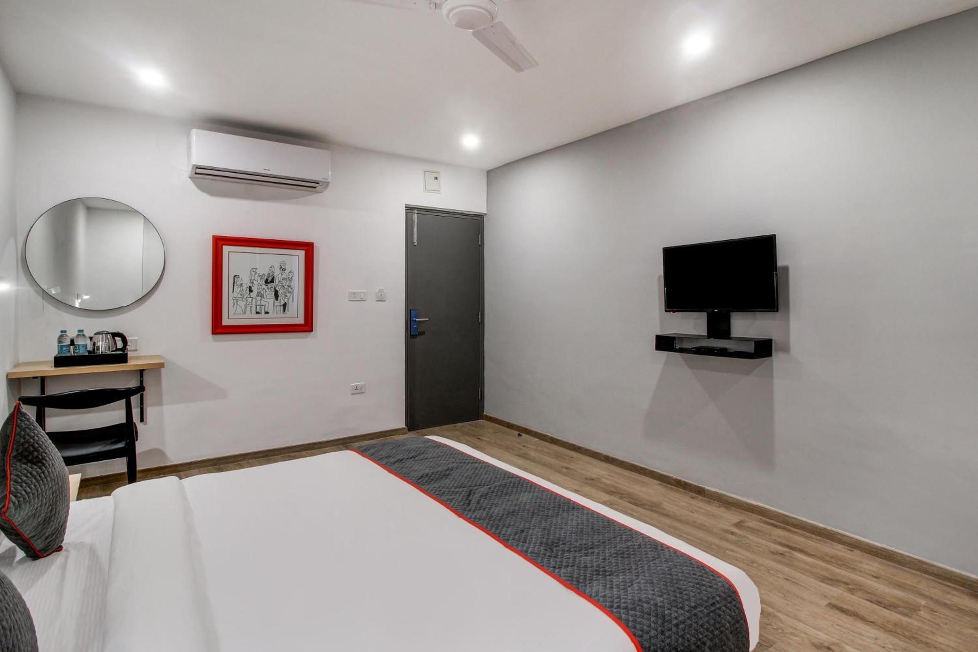 Super Townhouse Rcc Majestic 397 Lb Nagar Hotel Hyderabad Eksteriør billede