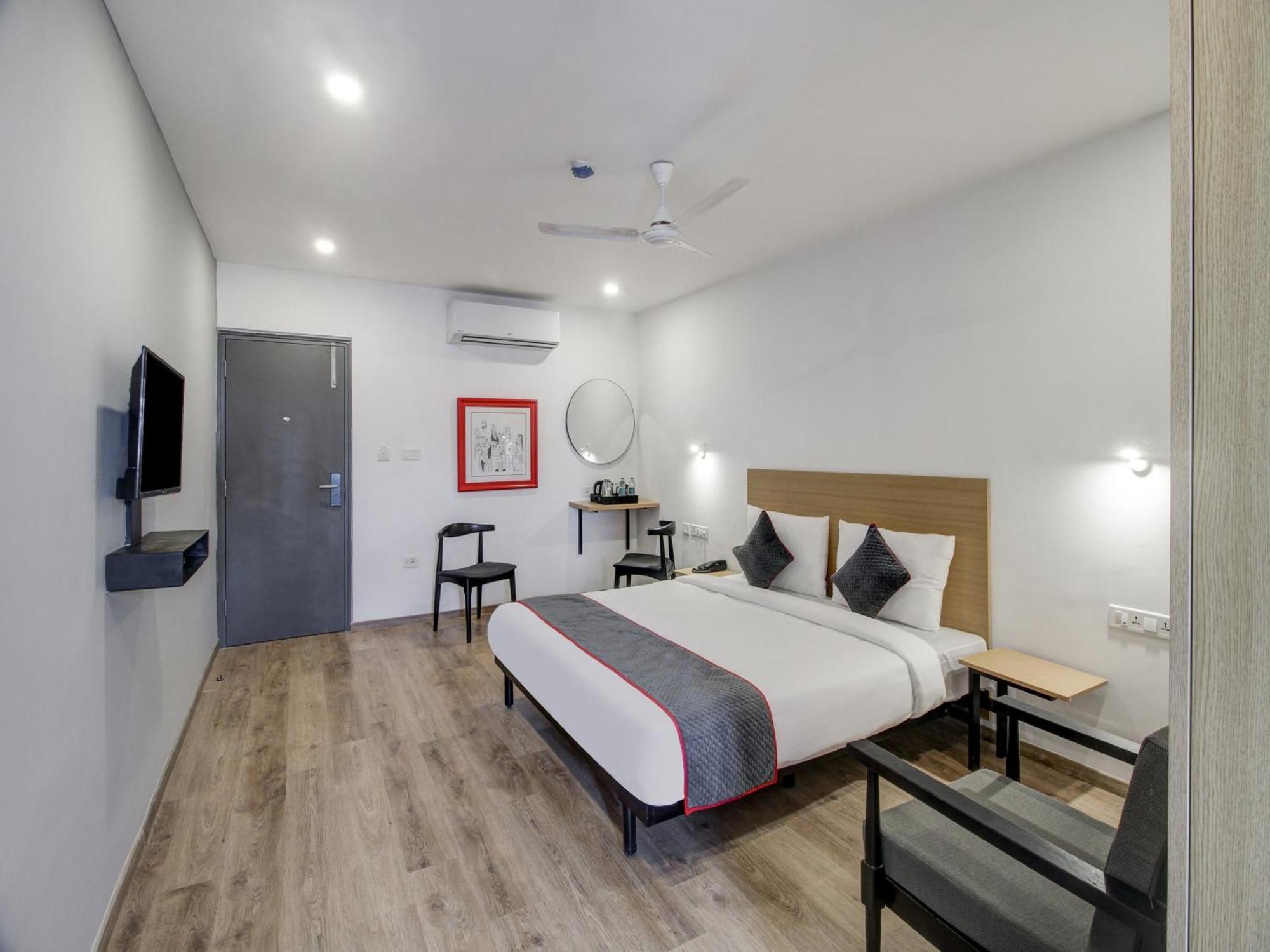 Super Townhouse Rcc Majestic 397 Lb Nagar Hotel Hyderabad Eksteriør billede