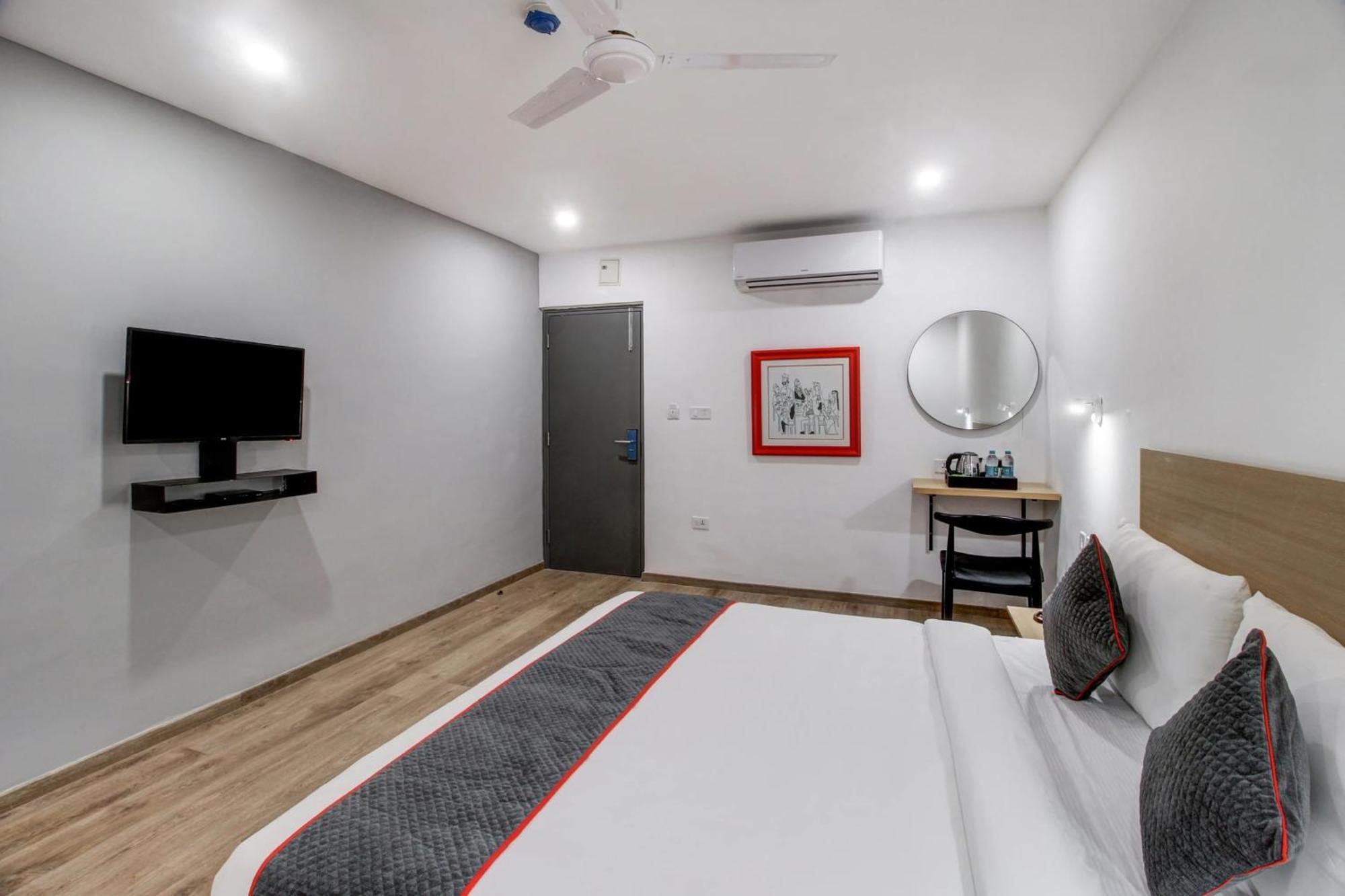 Super Townhouse Rcc Majestic 397 Lb Nagar Hotel Hyderabad Eksteriør billede