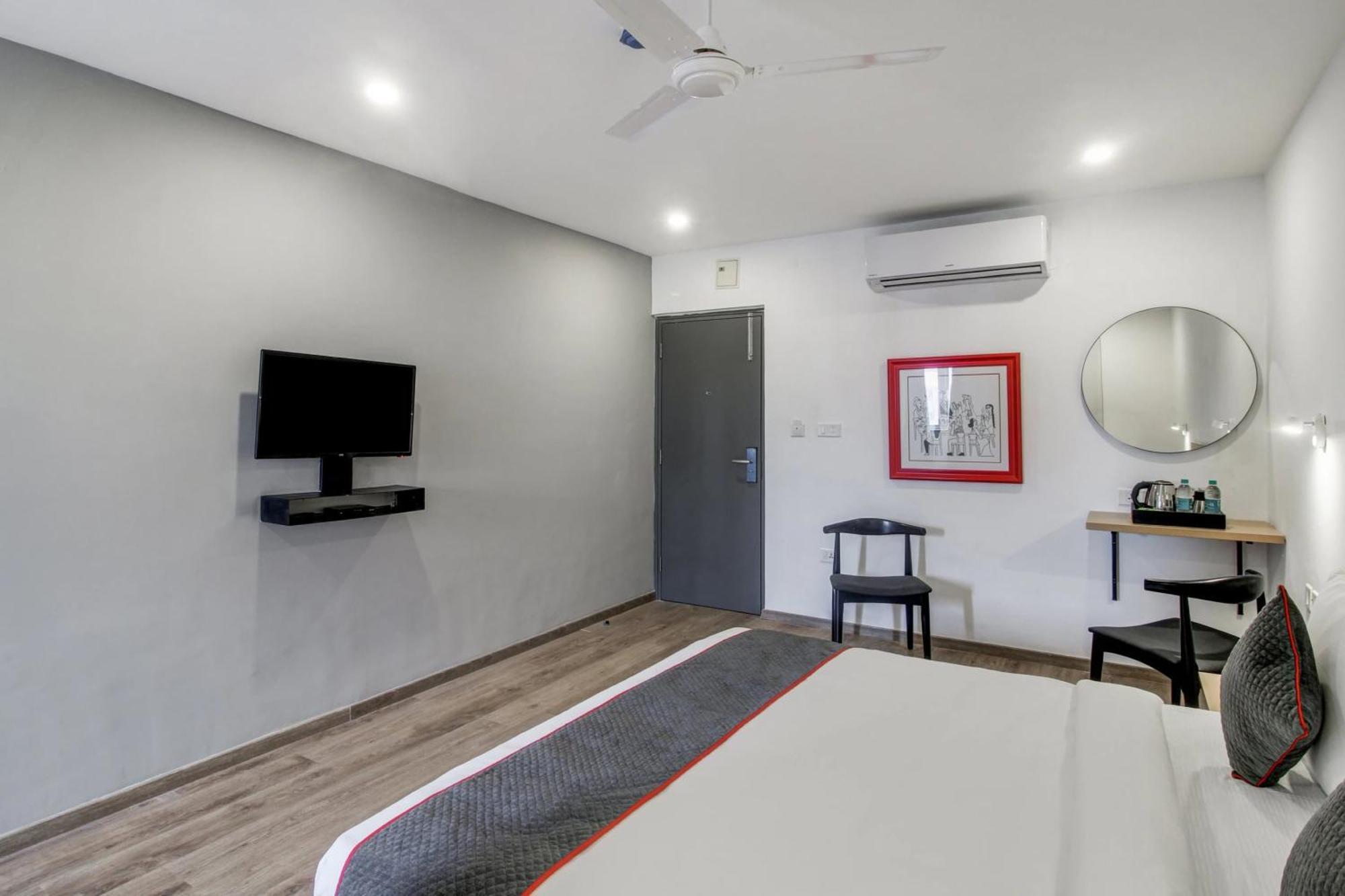 Super Townhouse Rcc Majestic 397 Lb Nagar Hotel Hyderabad Eksteriør billede