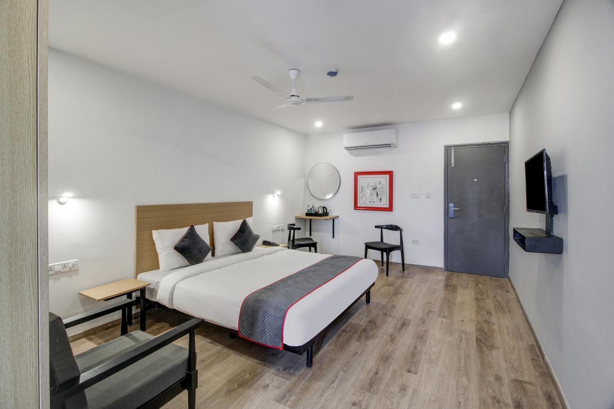 Super Townhouse Rcc Majestic 397 Lb Nagar Hotel Hyderabad Eksteriør billede