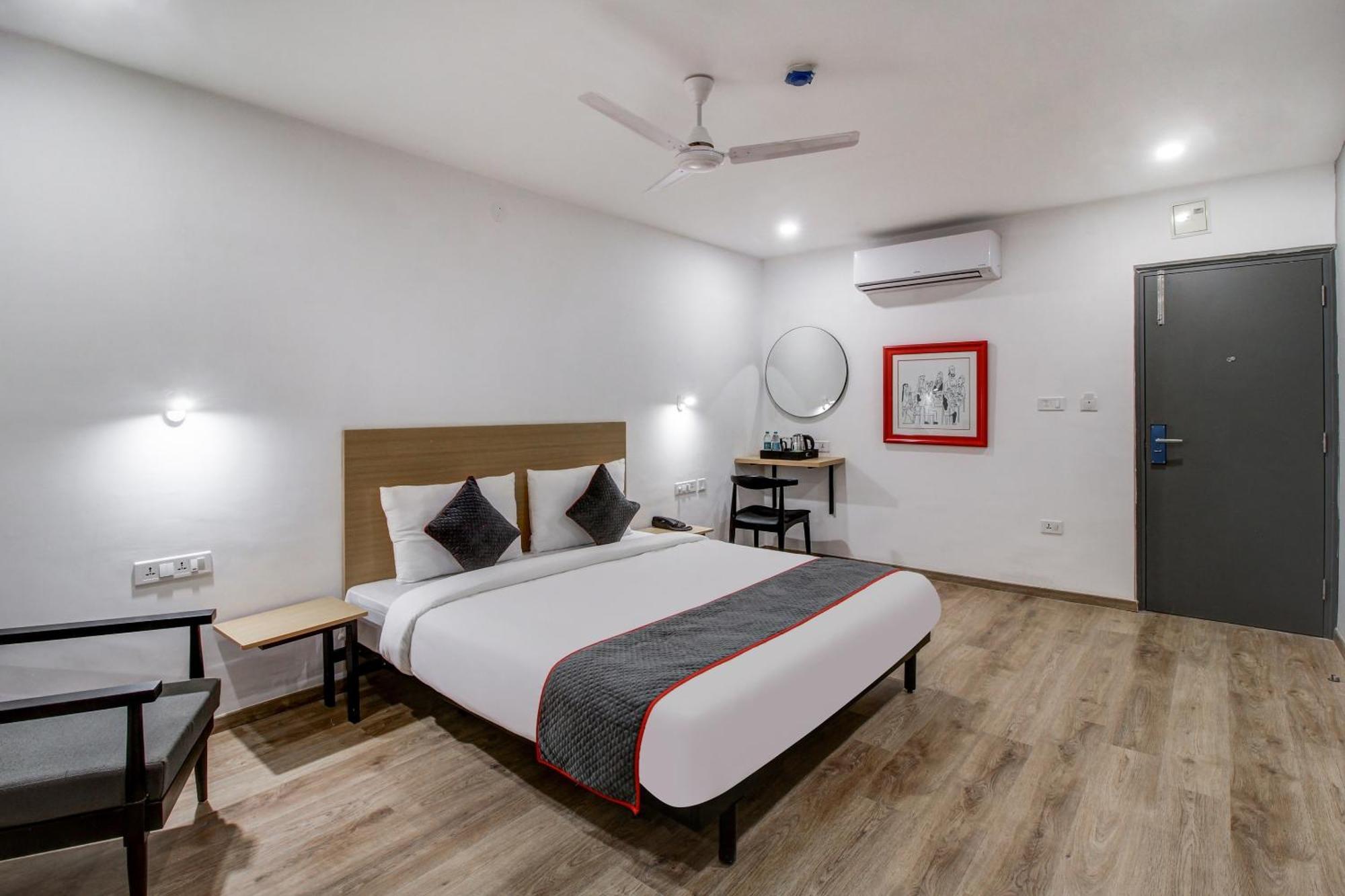 Super Townhouse Rcc Majestic 397 Lb Nagar Hotel Hyderabad Eksteriør billede