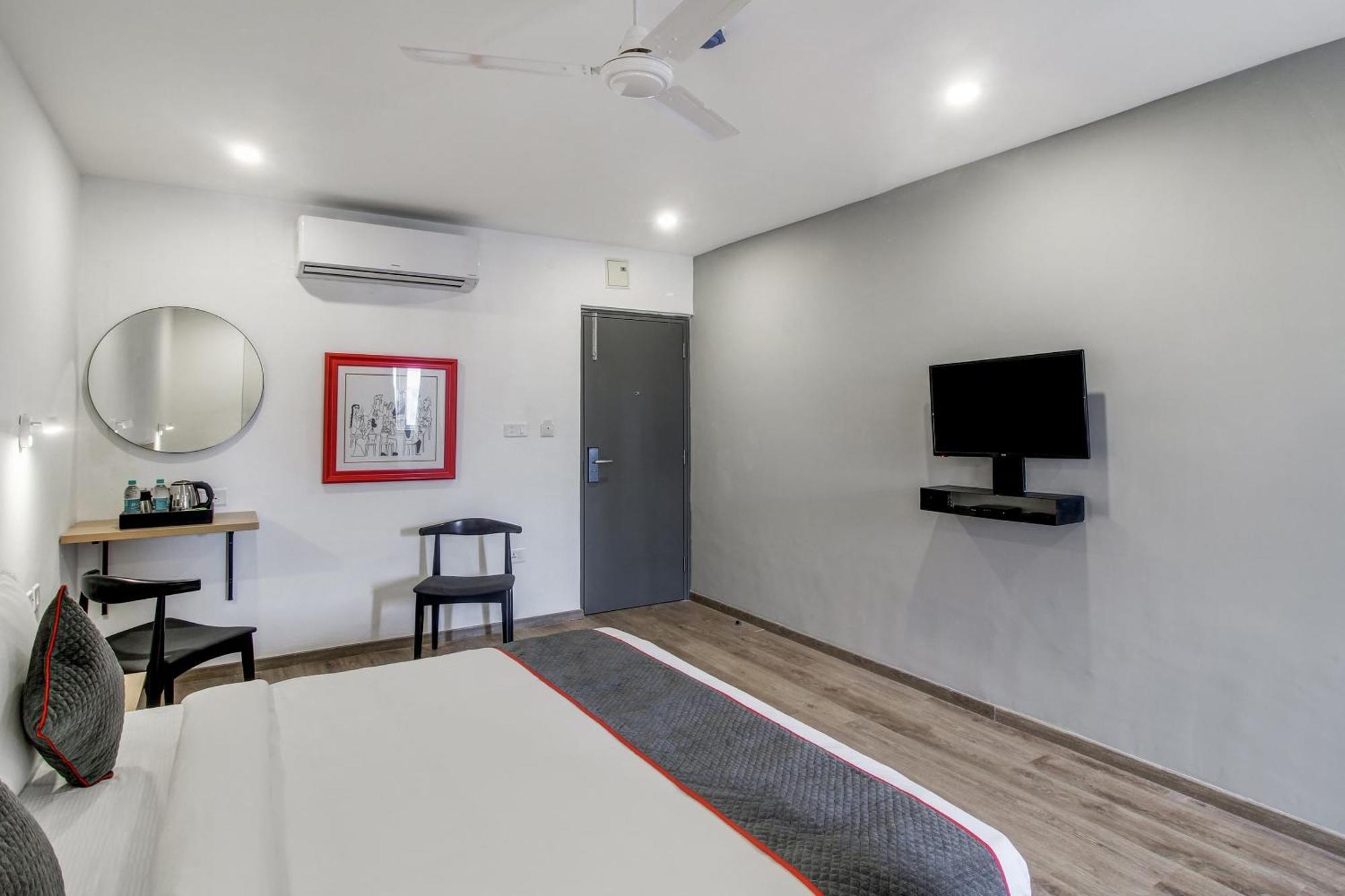 Super Townhouse Rcc Majestic 397 Lb Nagar Hotel Hyderabad Eksteriør billede