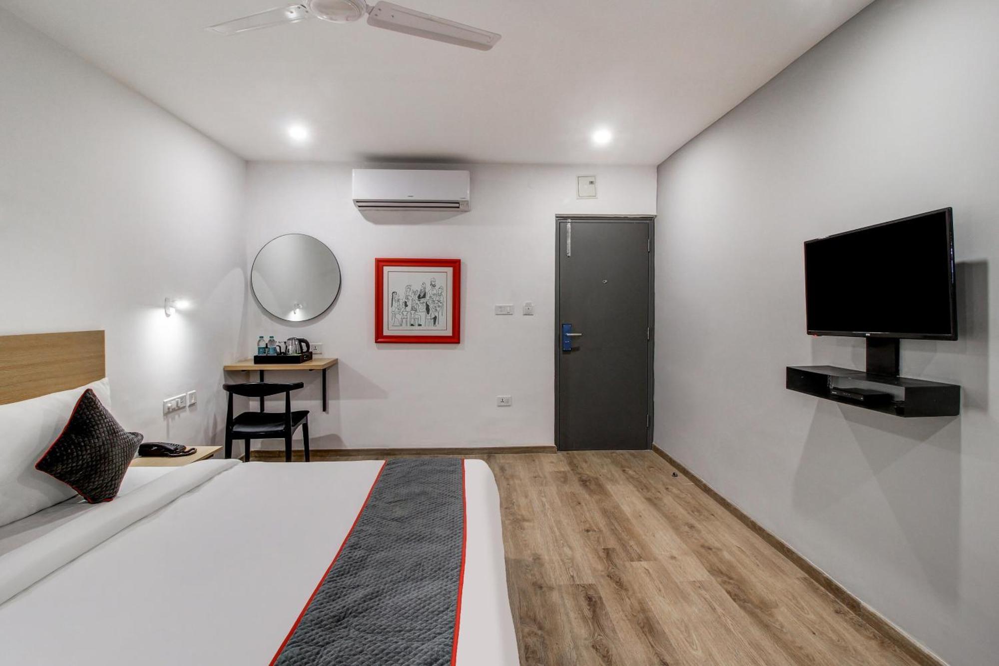 Super Townhouse Rcc Majestic 397 Lb Nagar Hotel Hyderabad Eksteriør billede