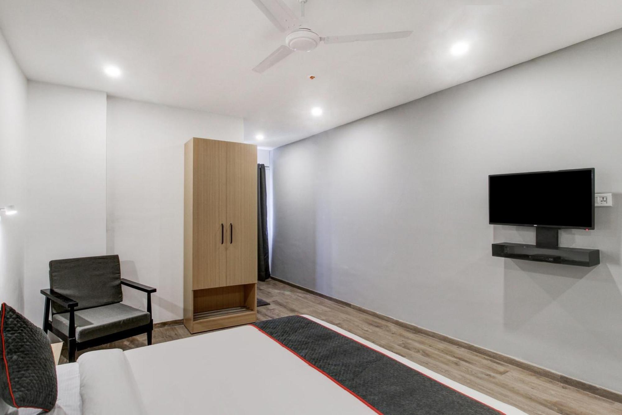 Super Townhouse Rcc Majestic 397 Lb Nagar Hotel Hyderabad Eksteriør billede