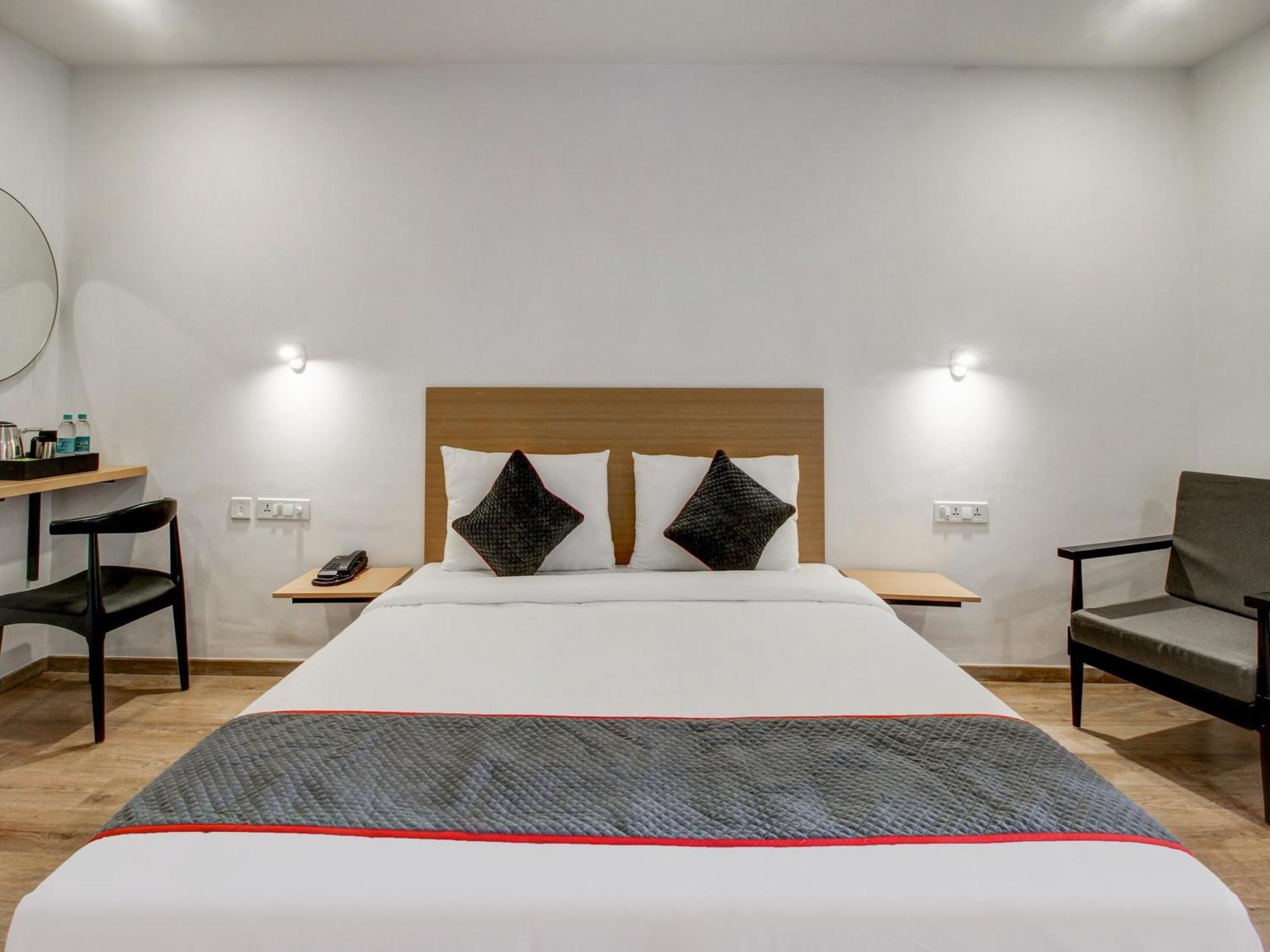 Super Townhouse Rcc Majestic 397 Lb Nagar Hotel Hyderabad Eksteriør billede
