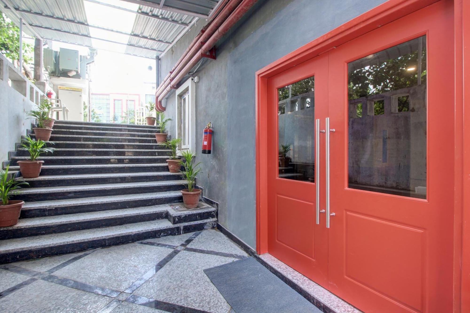 Super Townhouse Rcc Majestic 397 Lb Nagar Hotel Hyderabad Eksteriør billede