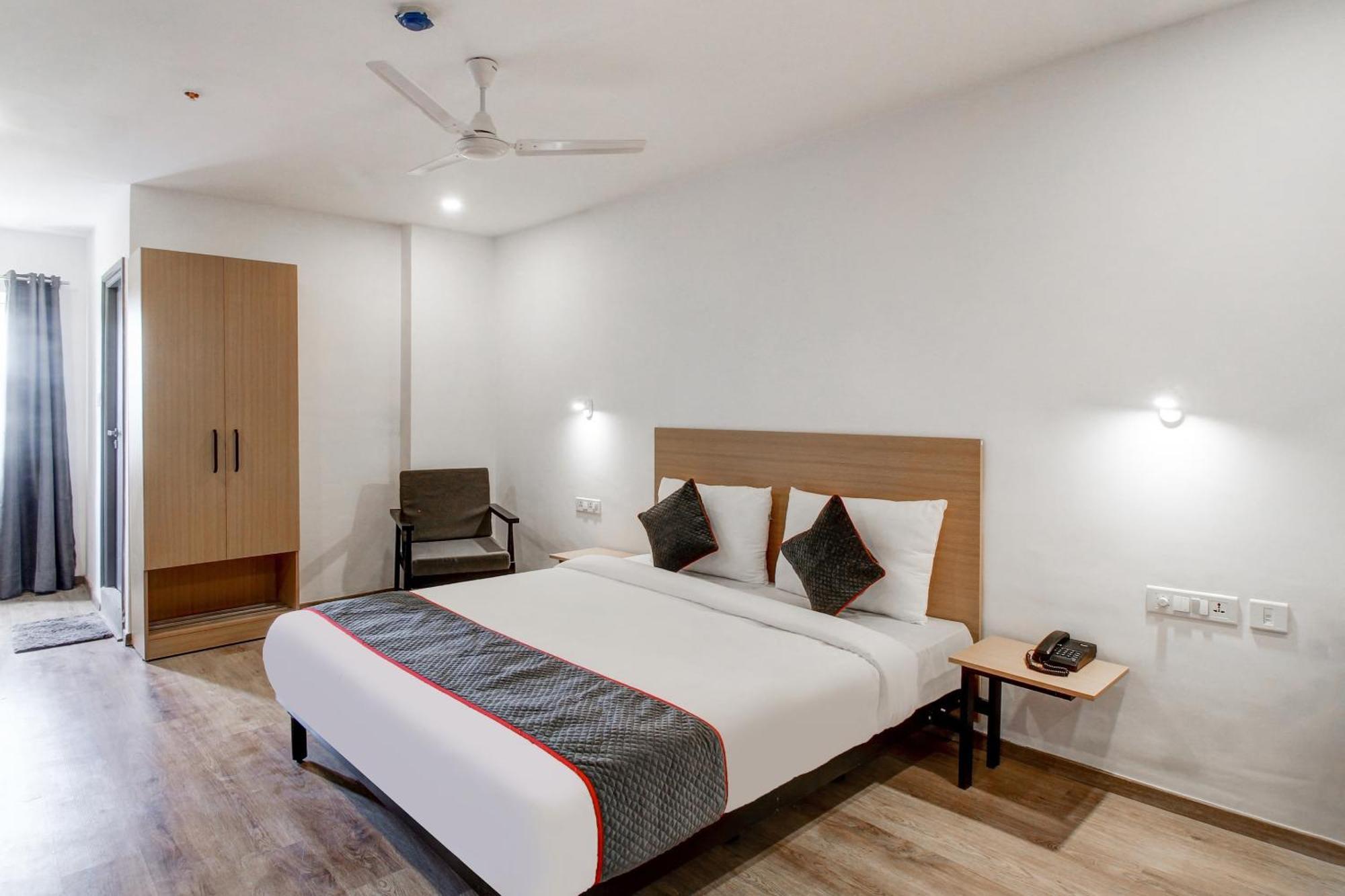 Super Townhouse Rcc Majestic 397 Lb Nagar Hotel Hyderabad Eksteriør billede