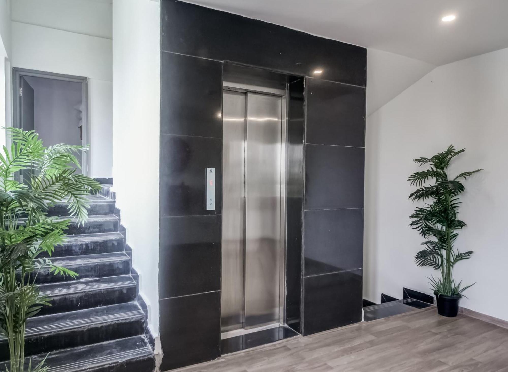 Super Townhouse Rcc Majestic 397 Lb Nagar Hotel Hyderabad Eksteriør billede