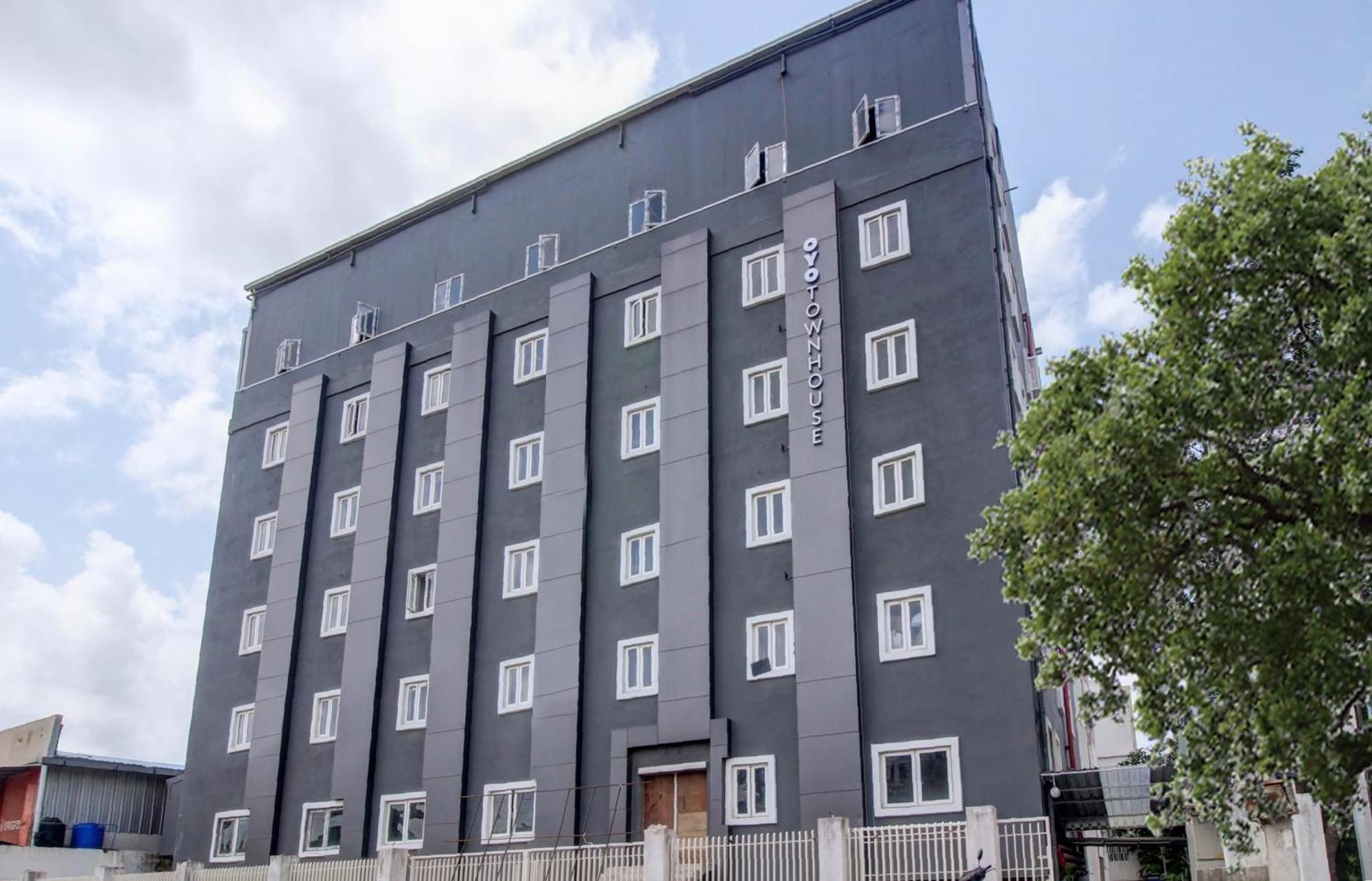 Super Townhouse Rcc Majestic 397 Lb Nagar Hotel Hyderabad Eksteriør billede