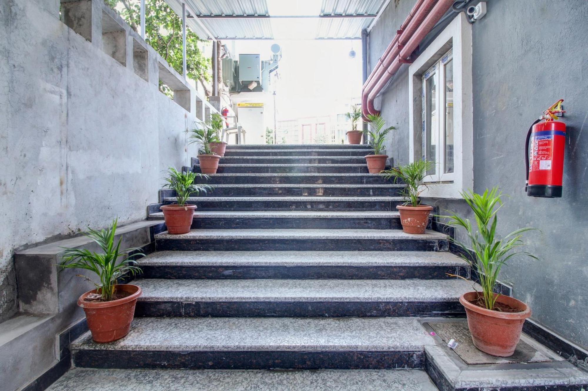 Super Townhouse Rcc Majestic 397 Lb Nagar Hotel Hyderabad Eksteriør billede