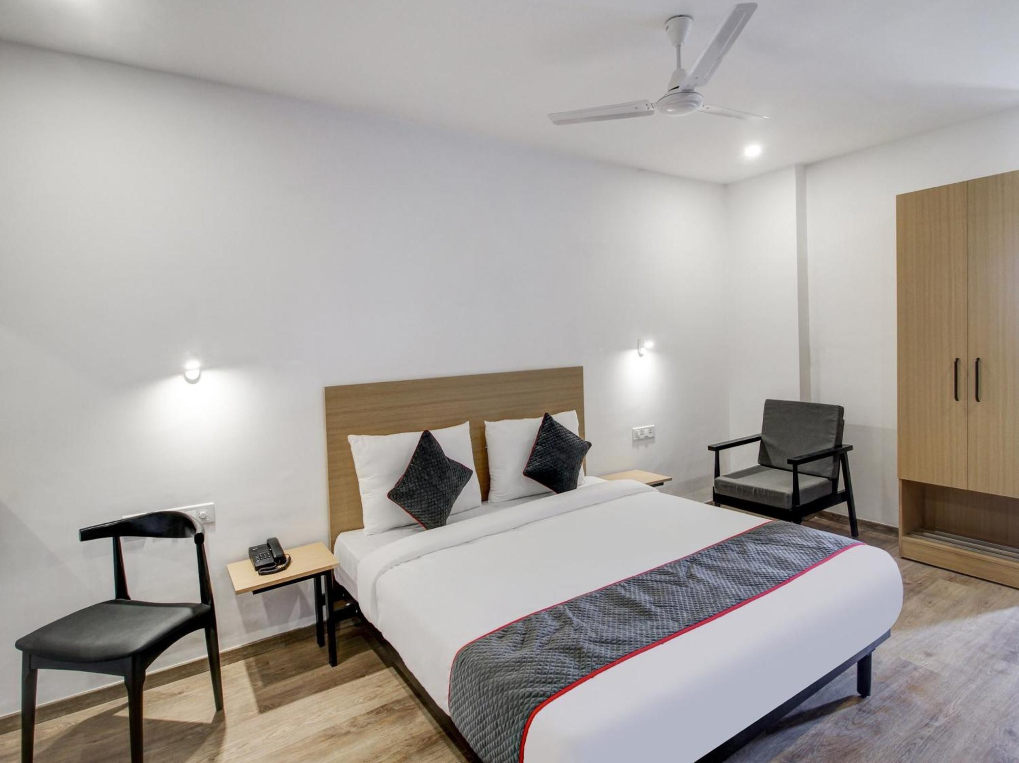 Super Townhouse Rcc Majestic 397 Lb Nagar Hotel Hyderabad Eksteriør billede