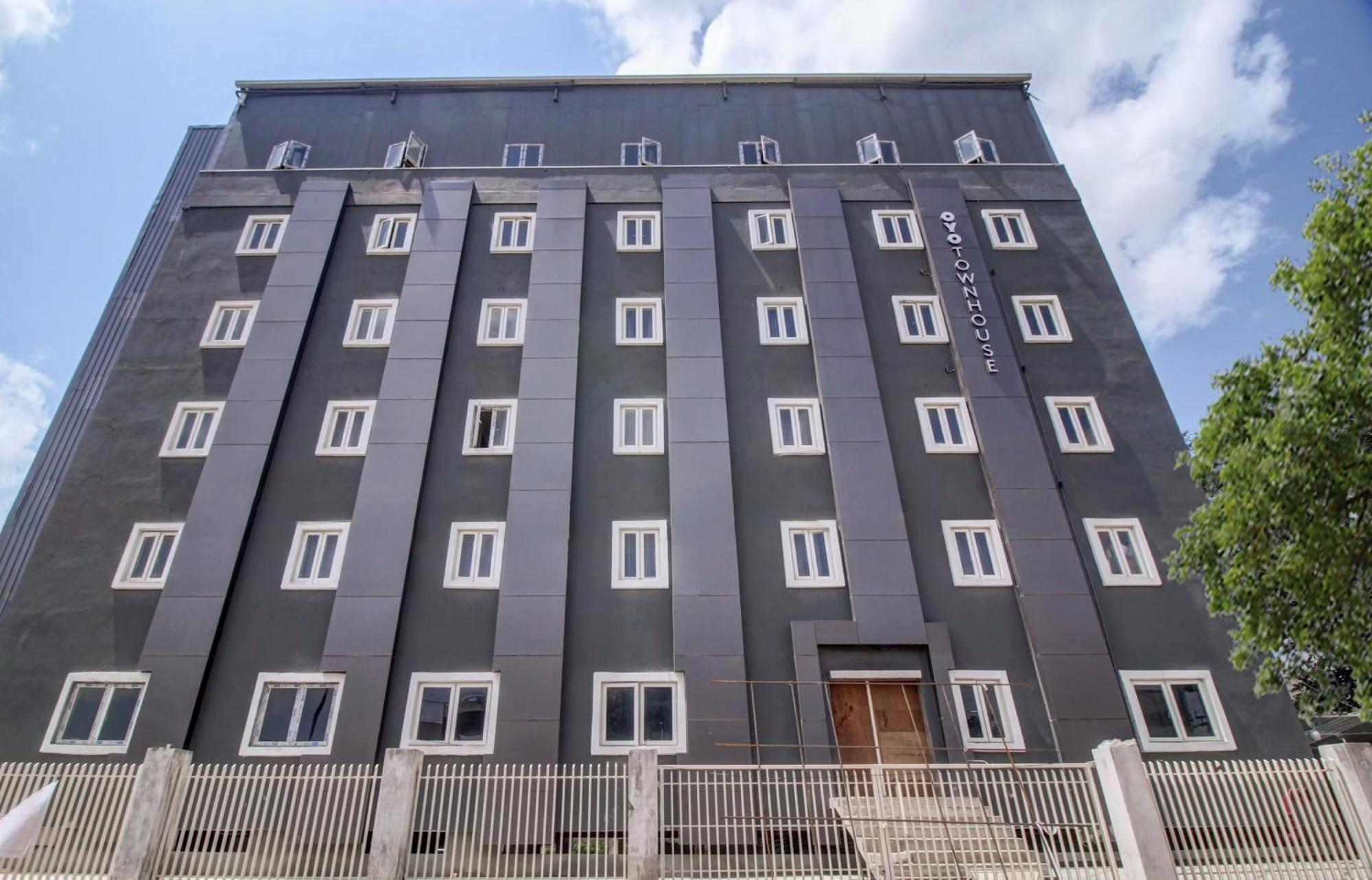 Super Townhouse Rcc Majestic 397 Lb Nagar Hotel Hyderabad Eksteriør billede