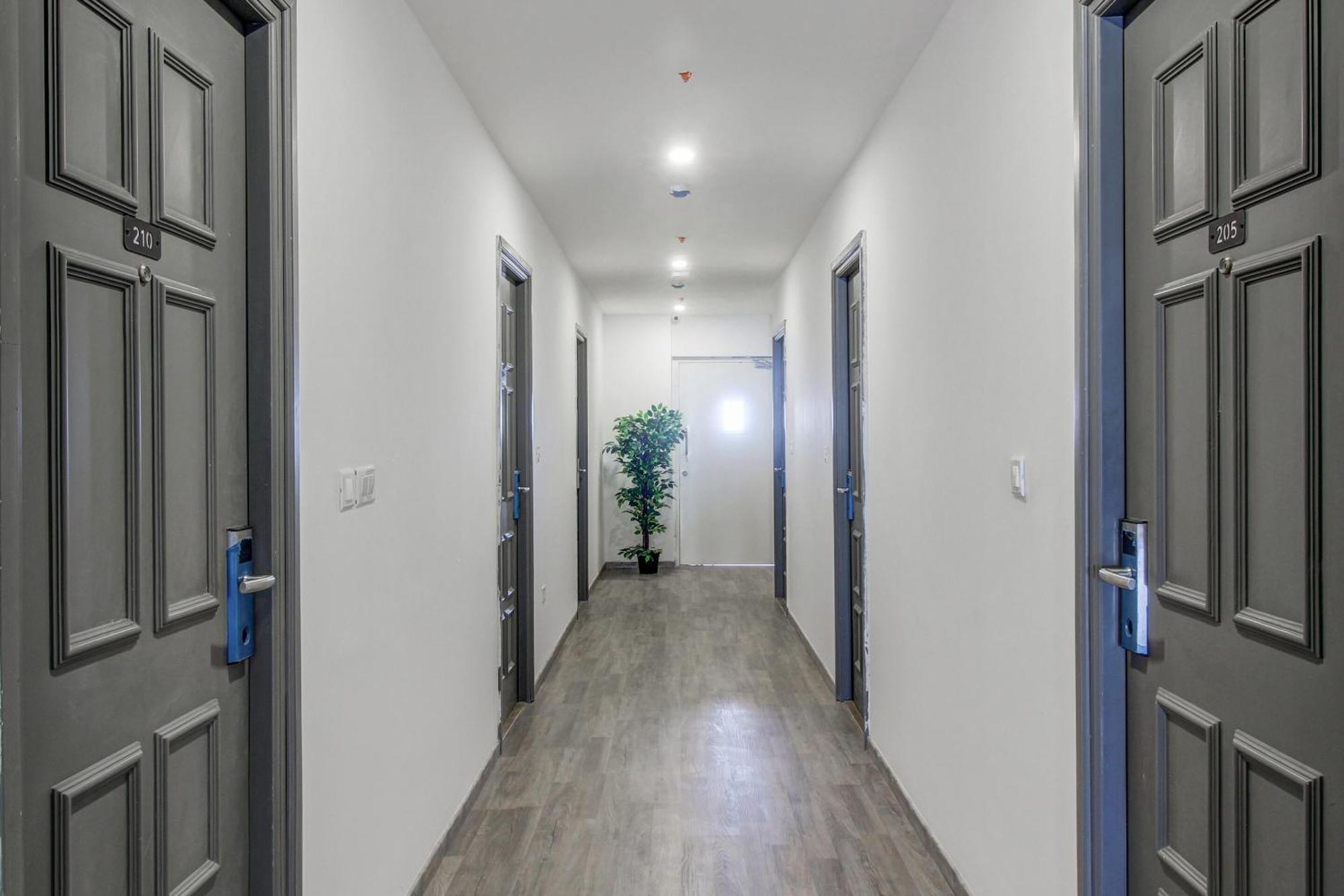 Super Townhouse Rcc Majestic 397 Lb Nagar Hotel Hyderabad Eksteriør billede