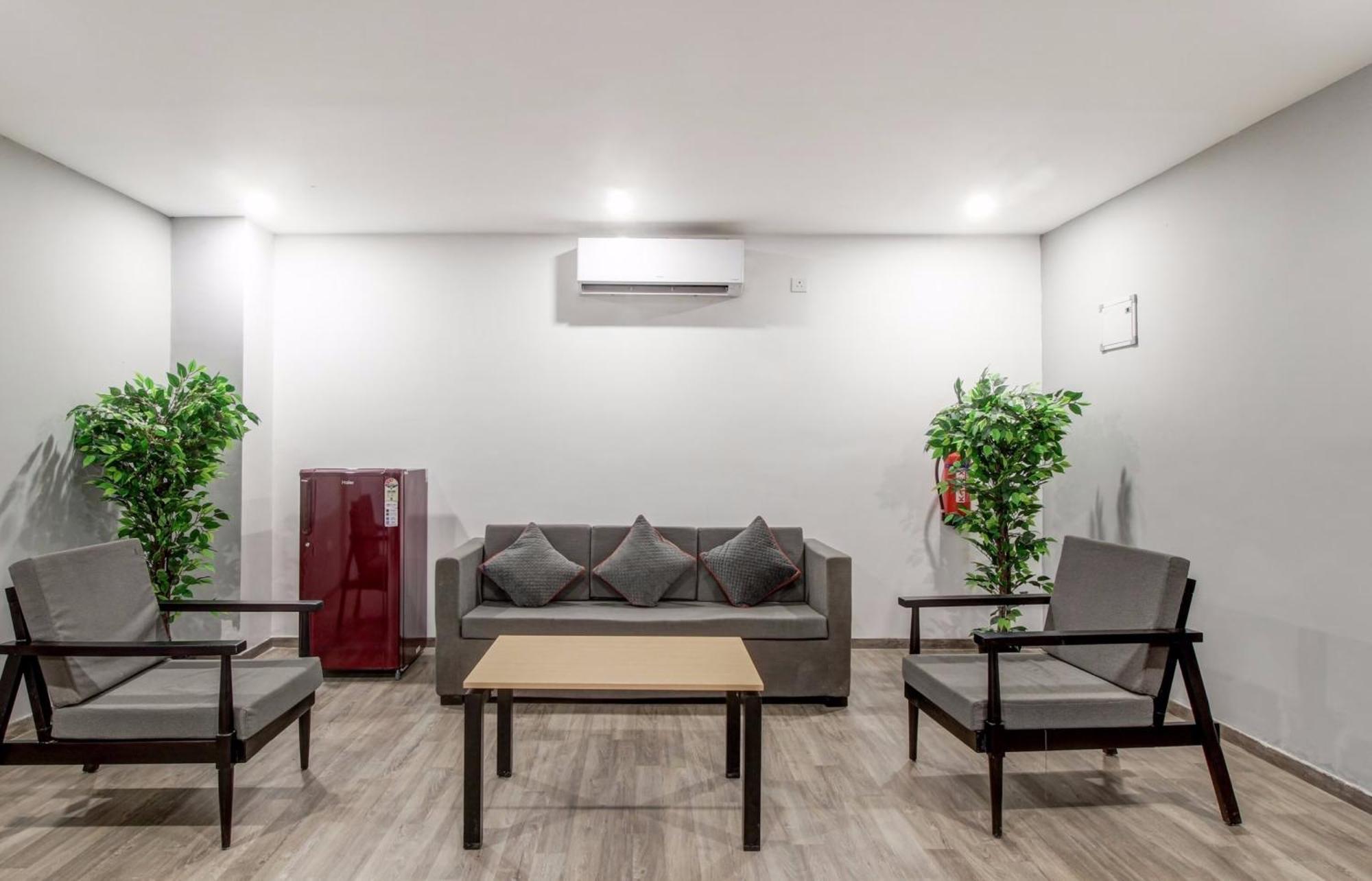 Super Townhouse Rcc Majestic 397 Lb Nagar Hotel Hyderabad Eksteriør billede