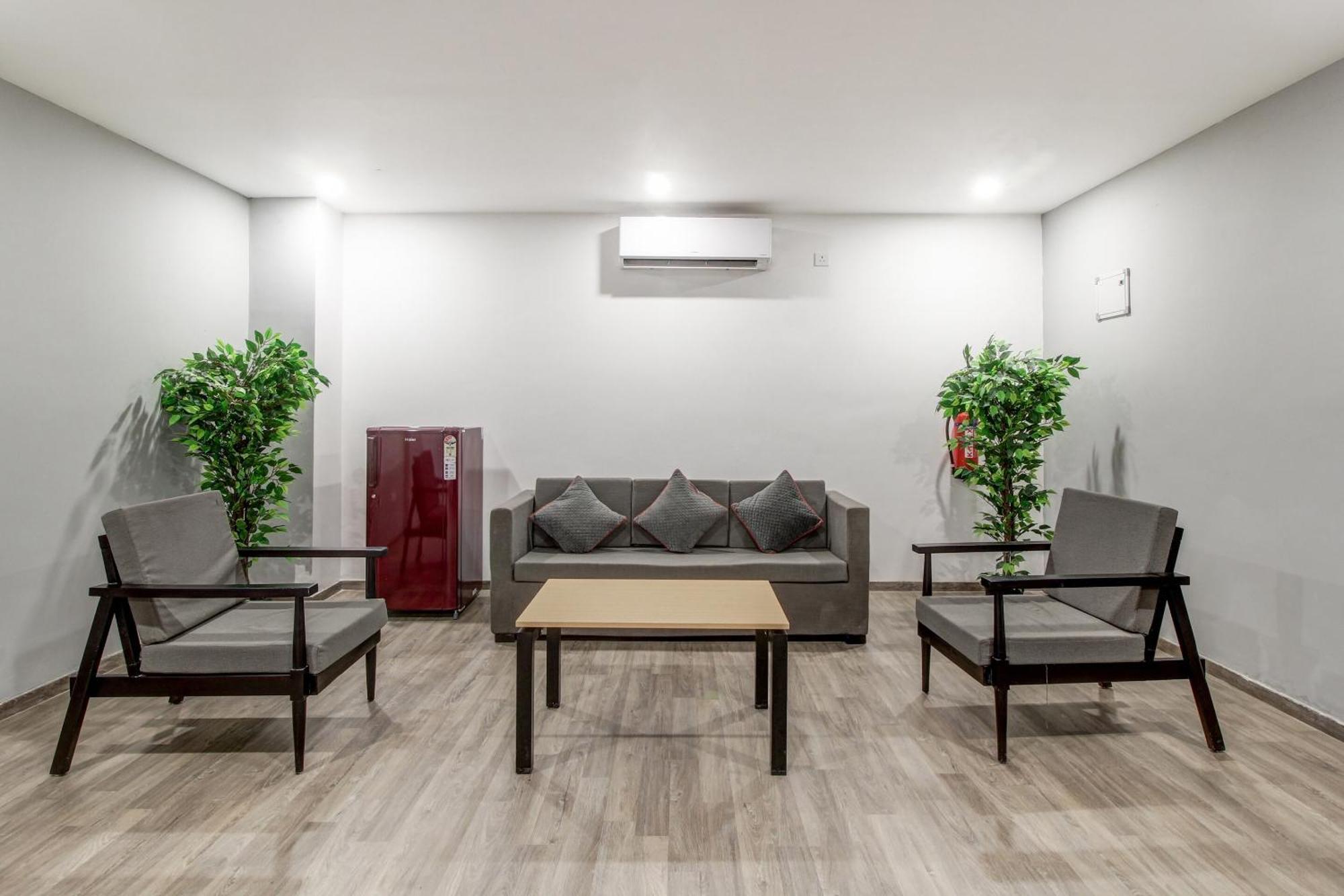 Super Townhouse Rcc Majestic 397 Lb Nagar Hotel Hyderabad Eksteriør billede