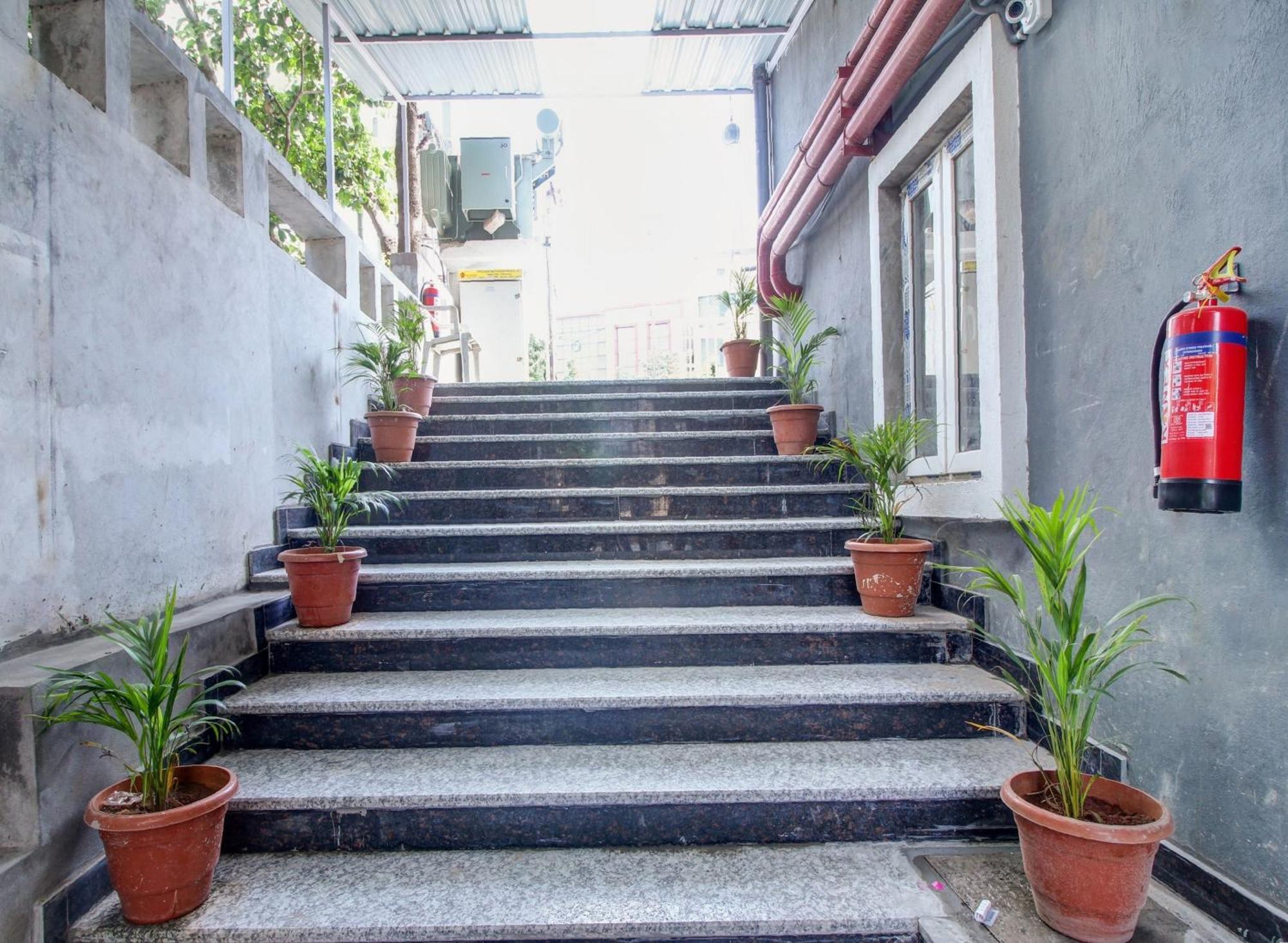 Super Townhouse Rcc Majestic 397 Lb Nagar Hotel Hyderabad Eksteriør billede
